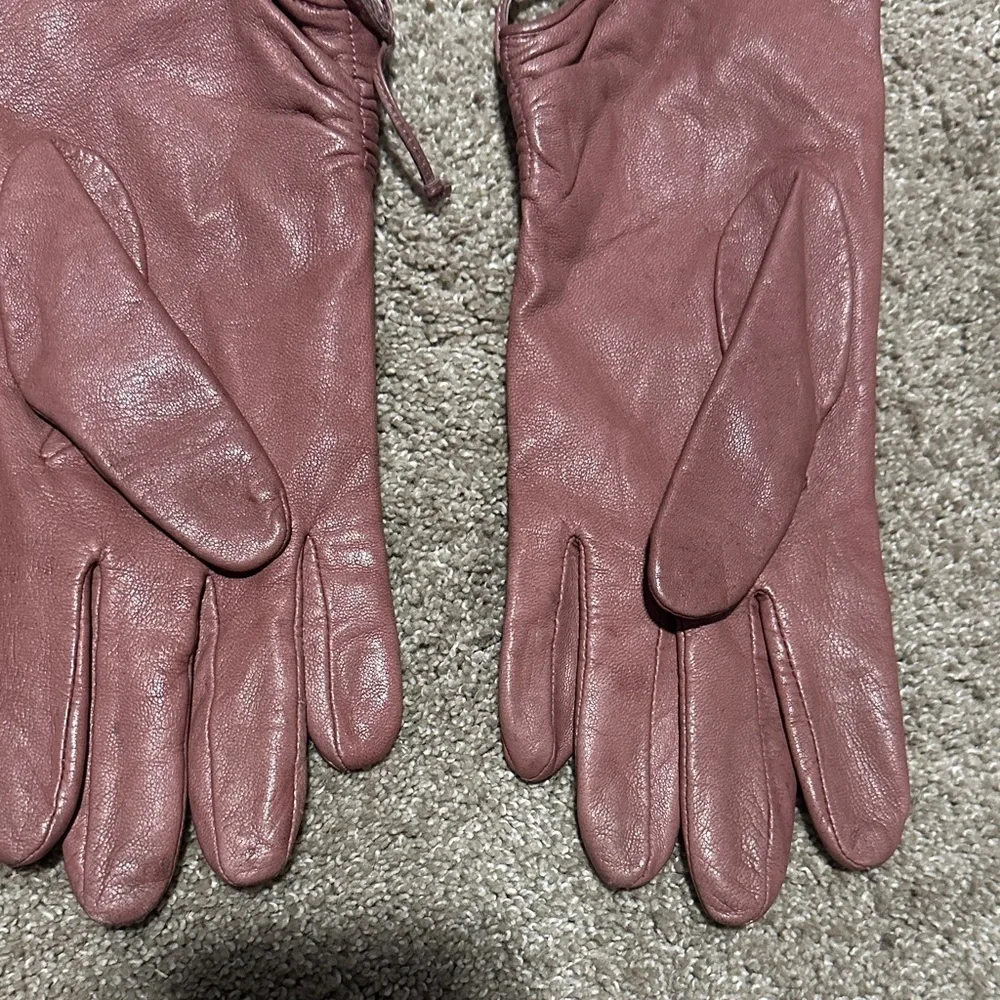 Elegant Mauve Leather Gloves